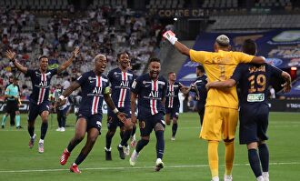 Los jugadores del PSG celebran la conquista de la Copa de la Liga tras superar al Olympique de Lyon en los penaltis. | EFE