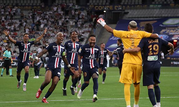 Los jugadores del PSG celebran la conquista de la Copa de la Liga tras superar al Olympique de Lyon en los penaltis. | EFE