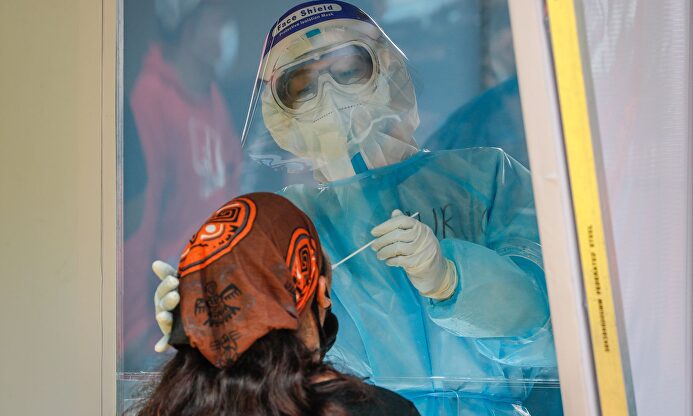 Un sanitario toma muestras para verificar si existe contagio de coronavirus | EFE