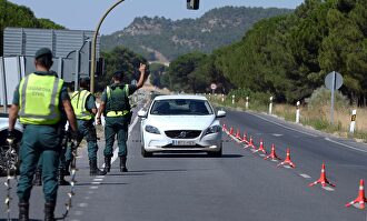 Guardias civiles en un control de acceso a localidad vallisoletana de Pedrajas de San Esteban | EFE