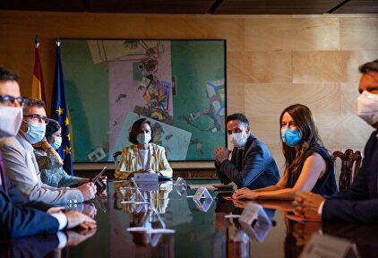 Las delegaciones del Gobierno y Ciudadanos, durante su reunión de este lunes en el Congreso de los Diputados. | Pedro Ruiz.