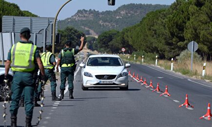 Guardias civiles en un control de acceso a localidad vallisoletana de Pedrajas de San Esteban | EFE