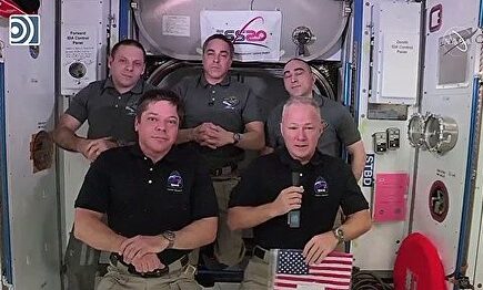 La nave tripulada Dragon Endeavour llega a la Tierra amerizando en el Golfo de México