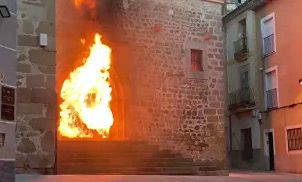 Un aparatoso incendio afecta a una iglesia del siglo XIII en Plasencia