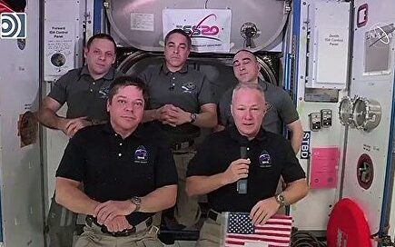 La nave tripulada Dragon Endeavour llega a la Tierra amerizando en el Golfo de México