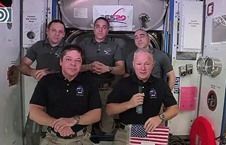 La nave tripulada Dragon Endeavour llega a la Tierra amerizando en el Golfo de México