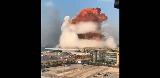 Una enorme explosión en el puerto de Beirut hace temblar la ciudad