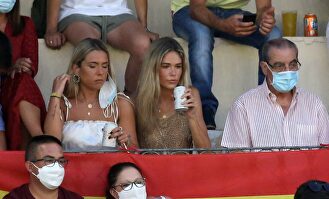 Ana Soria eclipsa a Enrique Ponce en su corrida de toros en Plasencia