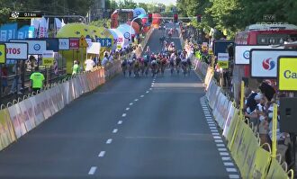¡Espeluznante caída en el sprint final de la primera etapa de la Vuelta a Polonia!