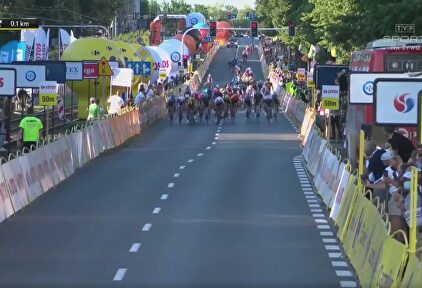¡Espeluznante caída en el sprint final de la primera etapa de la Vuelta a Polonia!