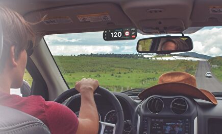 Dispositivo Hello Auto Connect, instalado en un automóvil | Hello Auto