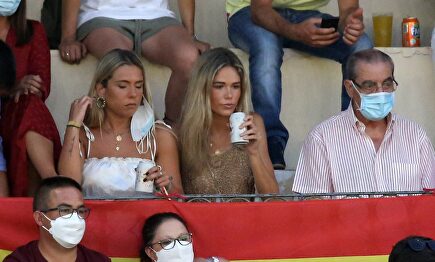 Ana Soria eclipsa a Enrique Ponce en su corrida de toros en Plasencia