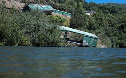 Adif arroja al río Sil dos vagones de un tren que descarriló en Galicia