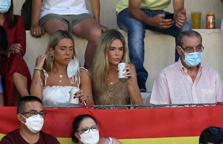 Ana Soria eclipsa a Enrique Ponce en su corrida de toros en Plasencia