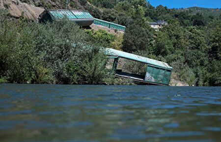 Adif arroja al río Sil dos vagones de un tren que descarriló en Galicia