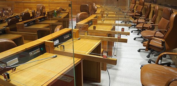 Mamparas del Parlamento de Galicia situadas para separar los escaños de los diputados | Parlamento de Galicia