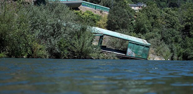 Vista de los dos vagones arrojados al río Sil | EFE