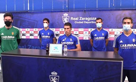 La plantilla del Real Zaragoza con Zapater a la cabeza | EFE