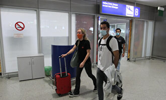 Viajeros en el aeropuerto de Atenas. | EFE