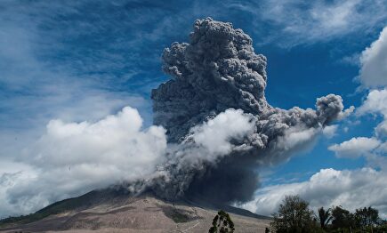 La enorme erupción del volcán Sinabung en Indonesia cubre el cielo de cenizas varios kilómetros