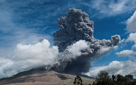 La enorme erupción del volcán Sinabung en Indonesia cubre el cielo de cenizas en varios kilómetros
