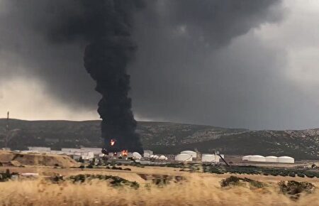 Arde un depósito de combustible en el complejo petroquímico de Puertollano provocando una enorme columna de humo