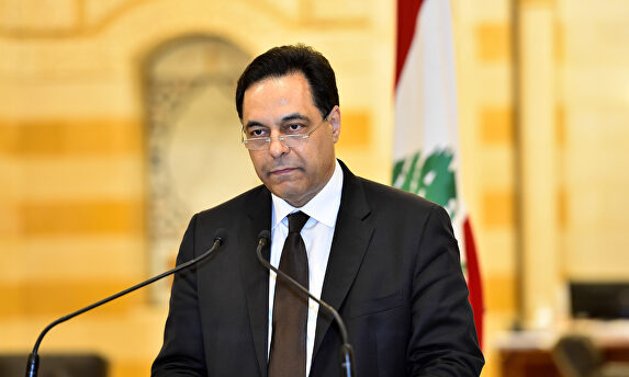 El ya ex primer ministro del Líbano, Hassan Diab, anunciando su dimisión. | EFE