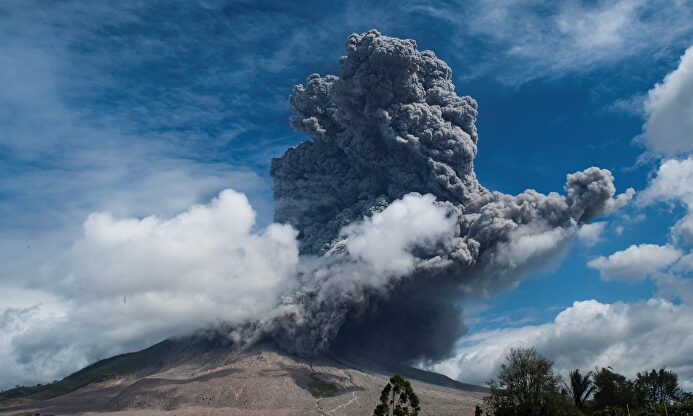 La enorme erupción del volcán Sinabung en Indonesia cubre el cielo de cenizas varios kilómetros