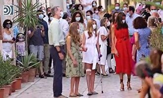 Calurosa acogida a la Familia Real durante su paseo por el pueblo mallorquín de Petra