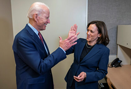 Biden y Harris en una foto distribuida por la campaña demóicrata. | EFE