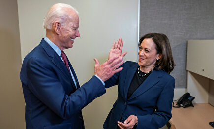 Biden y Harris en una foto distribuida por la campaña demóicrata. | EFE