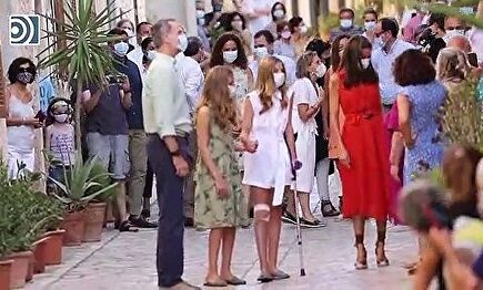 Calurosa acogida a la Familia Real durante su paseo por el pueblo mallorquín de Petra