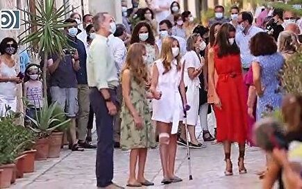 Calurosa acogida a la Familia Real durante su paseo por el pueblo mallorquín de Petra