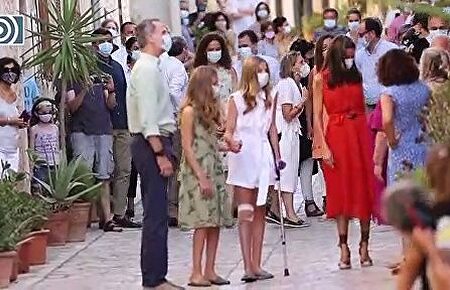Calurosa acogida a la Familia Real durante su paseo por el pueblo mallorquín de Petra