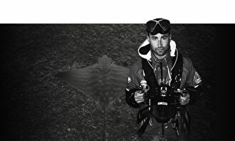 Fernando Garfella, junto a otra imagen suya de una de las especies de raya con mayor vulnerabilidad del mediterráneo. | bogar-films.es