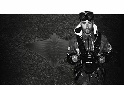 Fernando Garfella, junto a otra imagen suya de una de las especies de raya con mayor vulnerabilidad del mediterráneo. | bogar-films.es