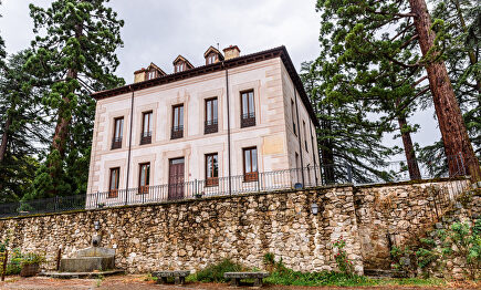 Fachada del palacete del general Serrano, ahora sede de una empresa. | David Alonso Rincón