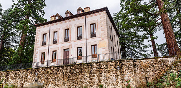 Fachada del palacete del general Serrano, ahora sede de una empresa. | David Alonso Rincón