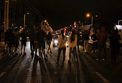 Manifestantes protestando en la noche del miércoles en Minsk | EFE