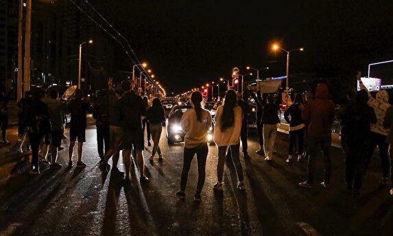 Manifestantes protestando en la noche del miércoles en Minsk | EFE
