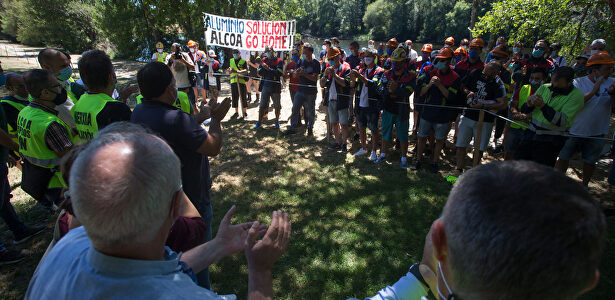 Trabajadores de Alcoa aplauden durante una concentración en apoyo al comité de empresa de la planta de San Cibrao | Carlos Castro / Europa Press