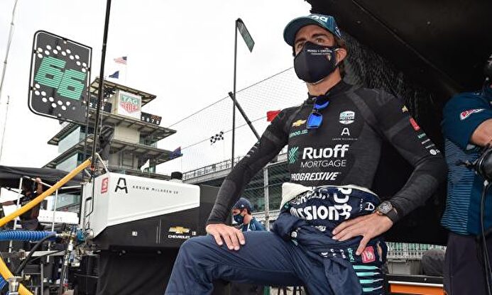 Fernando Alonso brilla con luz propia en el inicio de Indianápolis | EFE