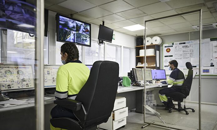 Operarios de Ence en las instalaciones de la fábrica de Pontevedra | Ence