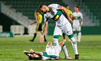 El Elche salió vivo de un partido que se le complicó con la expulsión | EFE