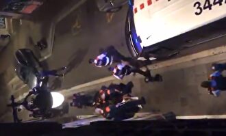 Momento en que los Mossos reducen a un boxeador amateur que trataba de robar un coche | Facebook,Instagram, Twitter