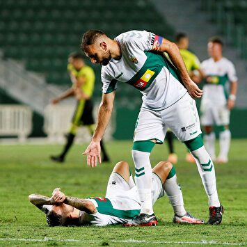 El Elche salió vivo de un partido que se le complicó con la expulsión | EFE
