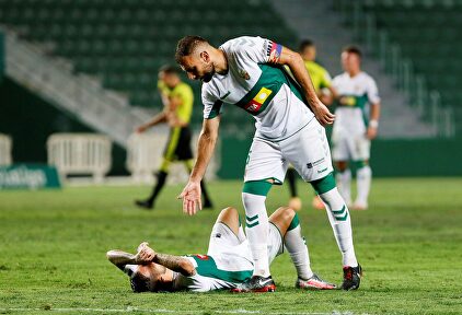 El Elche salió vivo de un partido que se le complicó con la expulsión | EFE