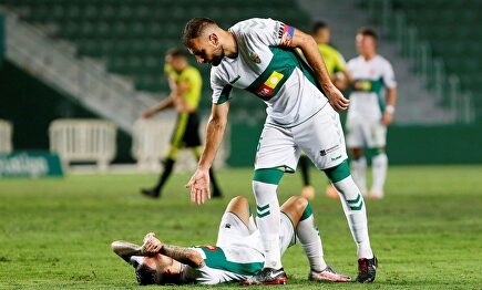 El Elche salió vivo de un partido que se le complicó con la expulsión | EFE