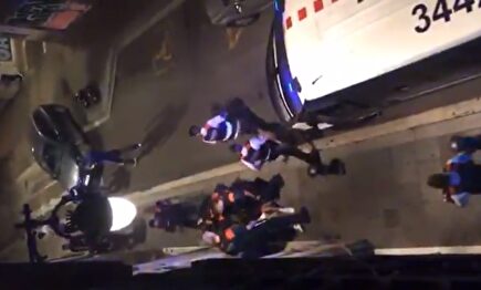 Momento en que los Mossos reducen a un boxeador amateur que trataba de robar un coche | Facebook,Instagram, Twitter