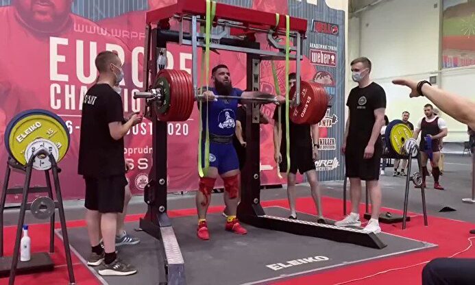 Espeluznante lesión de un halterófilo ruso: se parte las dos rodillas intentando levantar 400 kilos